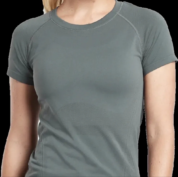 Set of 3 ATHLETA Momentum tees size XS - Picture 9 of 10
